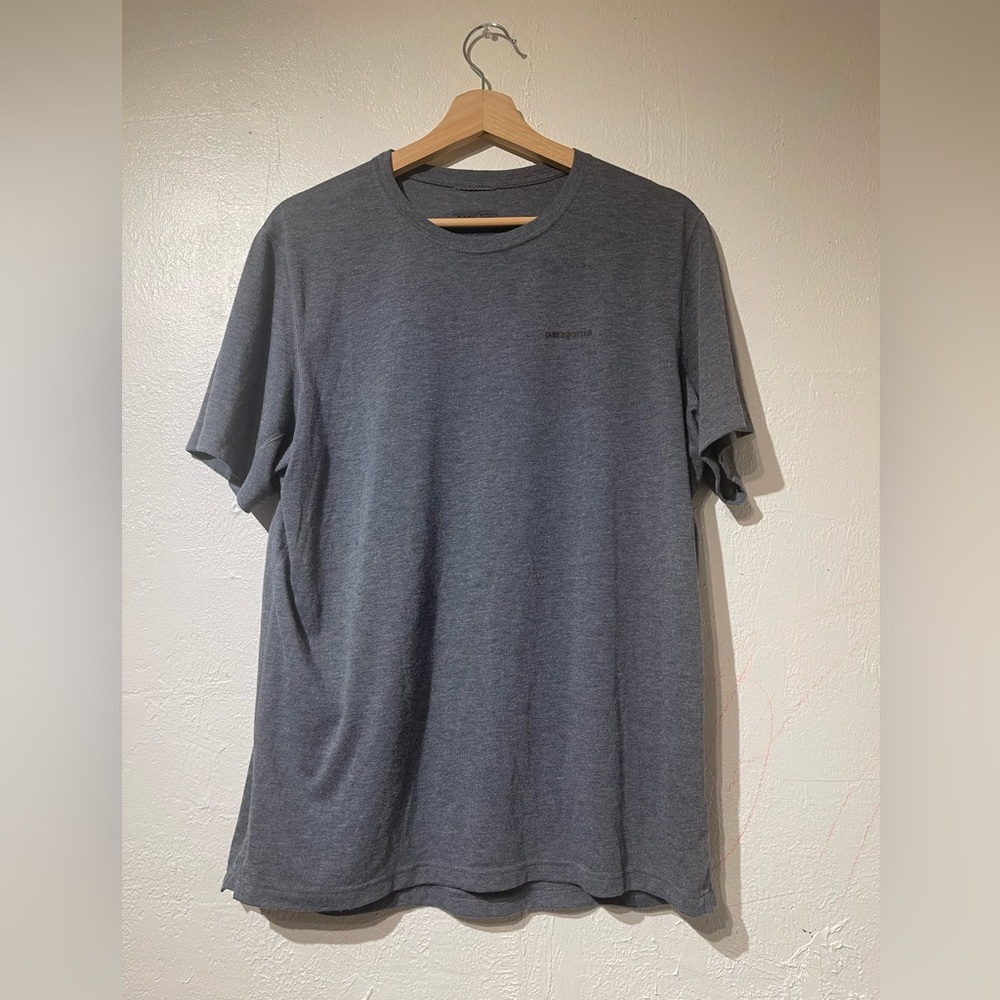 Patagonia Men’s Blue-Gray T-Shirt Size Large